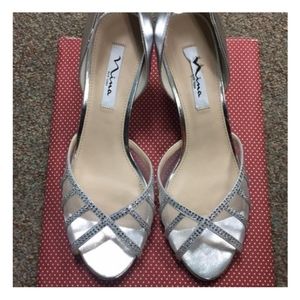 Nina New York silver pumps with gorgeous stones